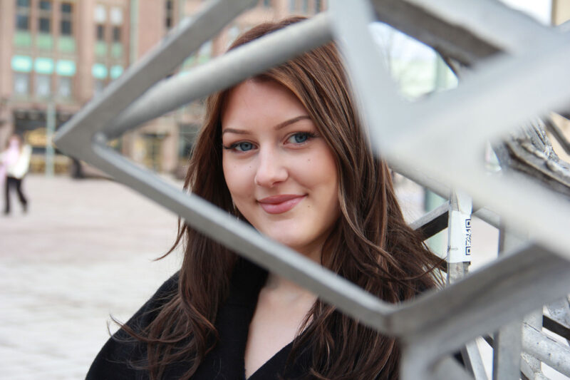 Ilona Taivainen kuvattuna ulkona.